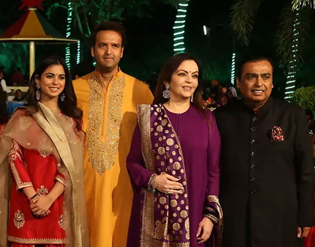 মেয়ের বিয়ের জন্য একটা গোটা অ্যাপ্লিকেশনই বানিয়ে ফেলেছেন অম্বানীরা। কোনও অসুবিধা হলে উত্তর দেবে সেই অ্যাপও। কী ধরনের ড্রেস কোড থাকছে, অতিথিদের জন্য কী কী অনুষ্ঠান রয়েছে, তাও জানিয়ে দেবে এই অ্যাপ।