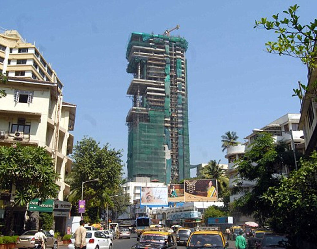 মুম্বইয়ের ব্যস্ততম রাস্তার কাছেই এই মেগাপোলিস। তাই যান চলাচল নিয়ন্ত্রণের জন্যও বিশেষ ব্যবস্থা নেওয়া হয়েছে।