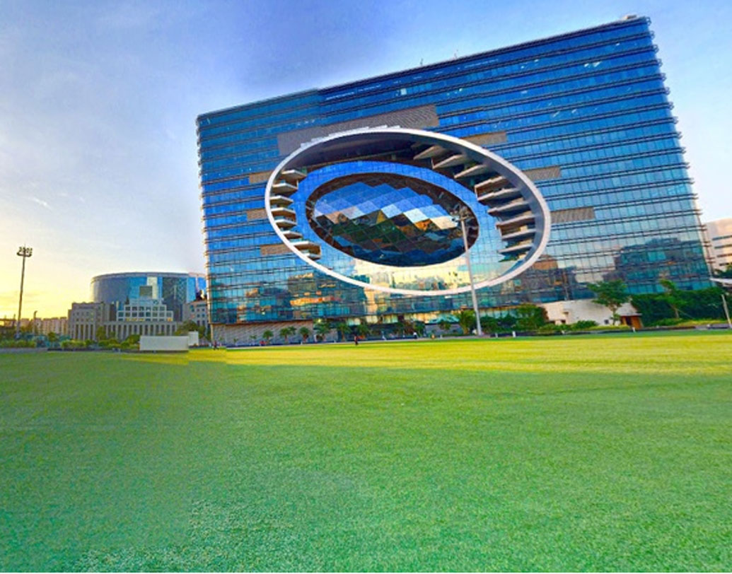 শুক্রবার দিন আয়োজন করা হয়েছে ওপেন এয়ার রিসেপশনের। বান্দ্রা-কুরলা কমপ্লেক্সের একটি বিলাসবহুল বাগানে এই আয়োজন করা হচ্ছে। অস্কারজয়ী সংগীত পরিচালক এ আর রহমান ও উস্তাদ জাকির হোসেনের পারফরম্যান্স থাকার কথা ওই দিন।