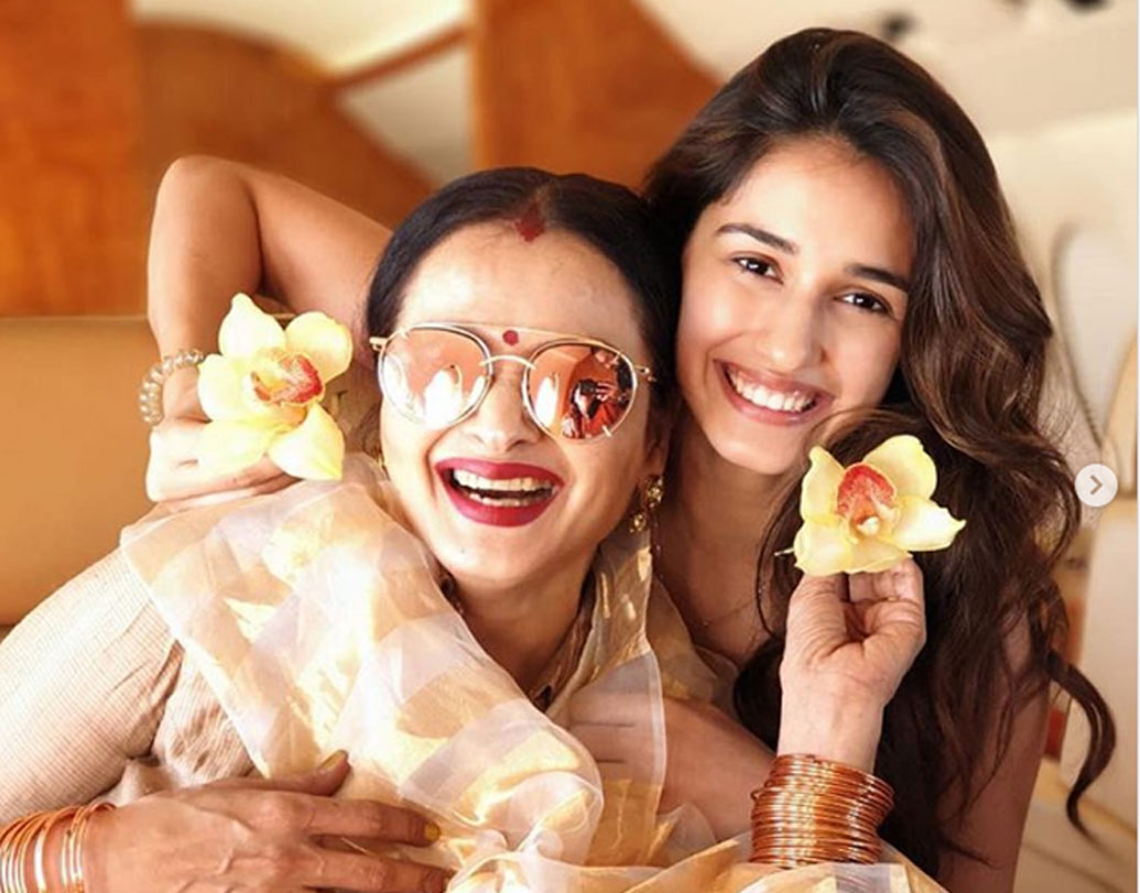 ঈশা অম্বানীর প্রি-ওয়েডিং সেরেমনিতে বলিউডের তারকাদের ঢল নেমেছিল উদয়পুরে, এসেছিলেন রেখাও। ১২ তারিখেও বলিউডের এক ঝাঁক তারকার আসার কথা ঈশার বিয়ের অনুষ্ঠানে।