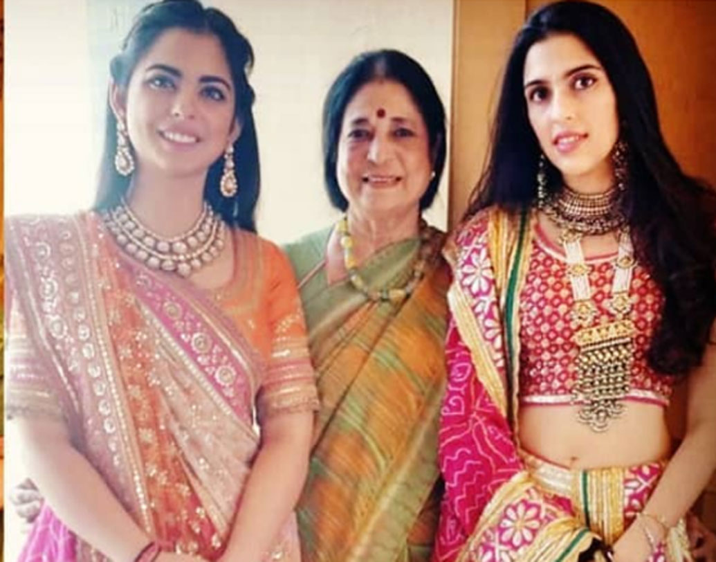 ঈশা অম্বানী কি মণীশ মলহোত্রর পোশাক পরবেন নাকি সব্যসাচী মুখোপাধ্যায়ের, নাকি থাকছে বিশেষ ডিজাইনার কোনও পোশাক। তা নিয়েও রয়েছে জল্পনা।