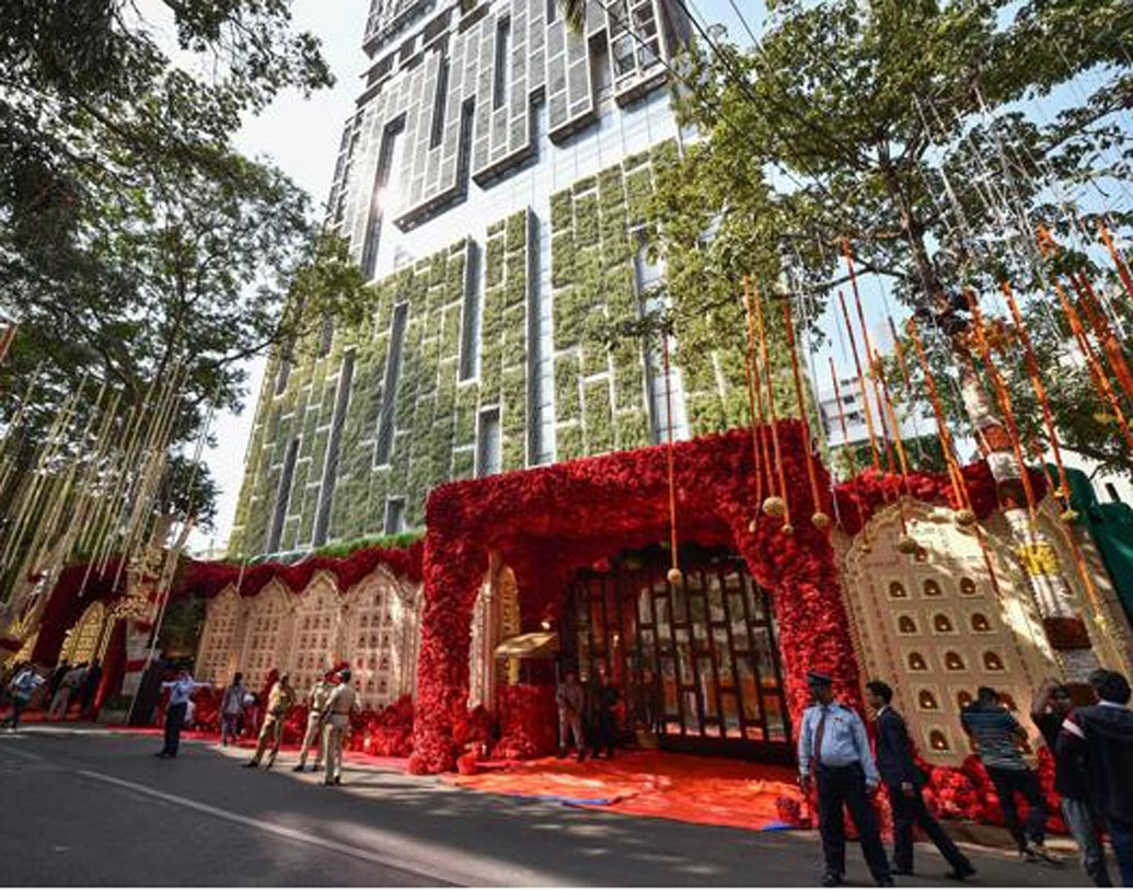 ভিভিআইপি অতিথিদের কারণে অতিরিক্ত পুলিশ মোতায়েন করা হয়েছে অ্যান্টিলিয়ার সামনেই। সন্ধে থেকেই এই চত্বরে নিরাপত্তারক্ষীদের সংখ্যা আরও বাড়বে বলেই জানিয়েছে সংবাদ সংস্থা