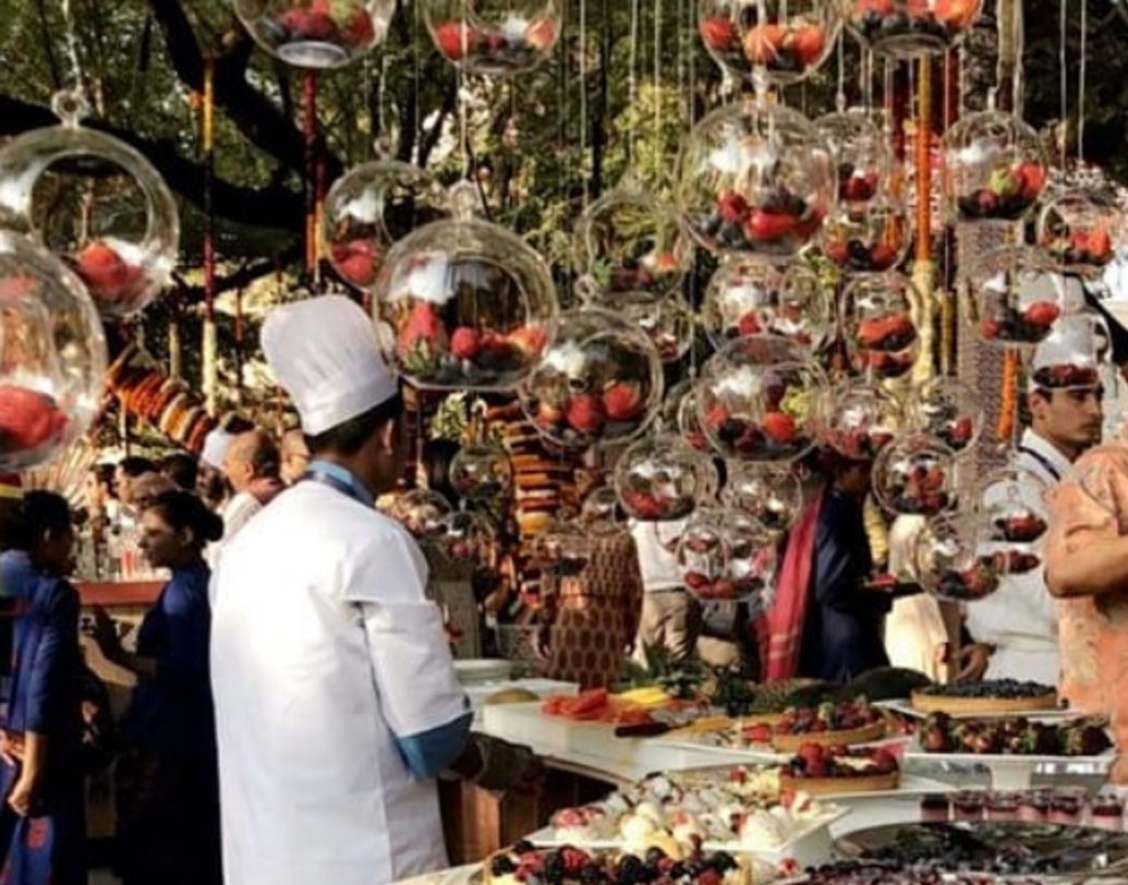 অম্বানী কন্যার মেয়ের প্রি-ওয়েডিংয়েই ছিল পৃথিবীর প্রায় প্রতিটি দেশের ডেজার্ট। ছিল এলাহি খানাপিনার আয়োজন। ৬০০-৮০০ জন অতিথির আসার কথা এই বিয়েতে। ঈশা-আনন্দের বিয়ের নৈশভোজেও পৃথিবীর সেরা শেফদের রান্নাই নাকি থাকছে, জানিয়েছে সূত্র।