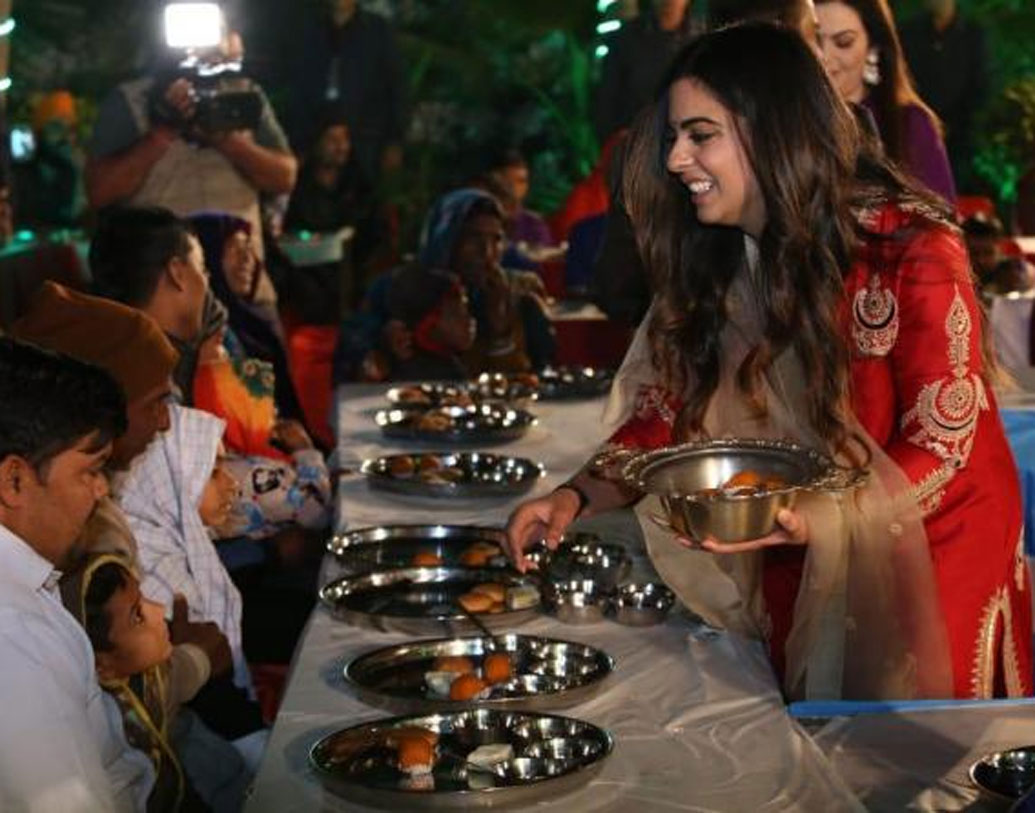 অম্বানী কন্যার মেয়ের বিয়েতে ৭০০ কোটি টাকার উপরে খরচ হচ্ছে, বেশ কয়েকটি সংবাদ মাধ্যম এমনই খবর প্রকাশ করেছিল। যদিও অন্য কয়েকটি সংবাদ মাধ্যম জানায়, ৭০ থেকে ৮০ কোটি টাকা খরচ হচ্ছে ঈশার বিয়েতে। অম্বানী পরিবারের তরফে যদিও এ নিয়ে কিছু বিবৃতি দেওয়া হয়নি। তবে মেয়ের বিয়েতে যে বিপুল বৈভবের আয়োজন করেছেন অম্বানী তা বলাই বাহুল্য।