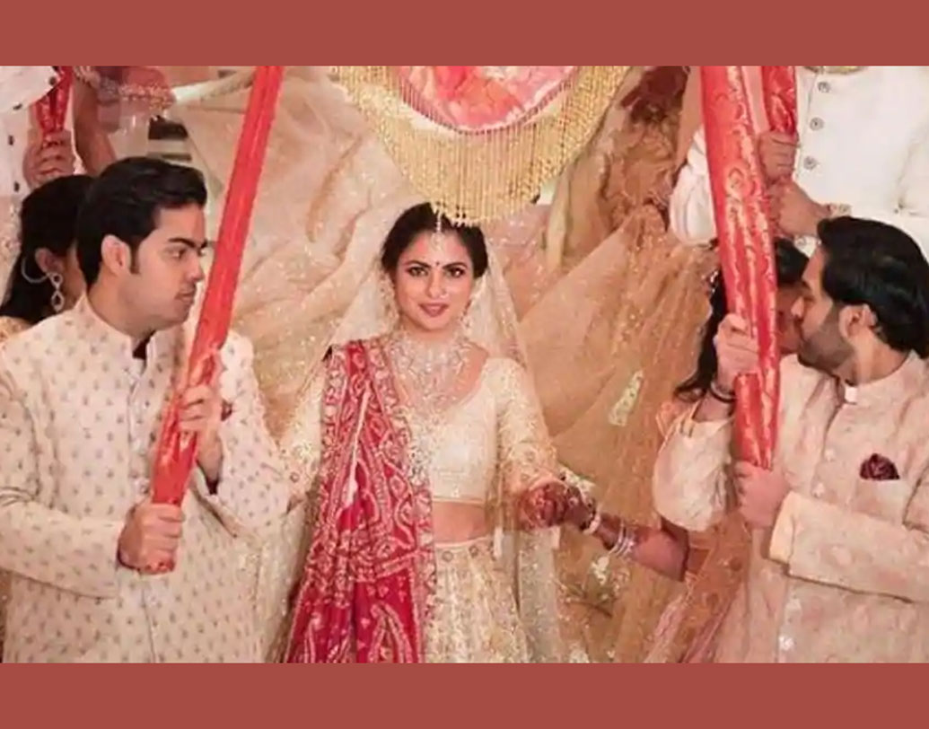 অম্বানী কন্যা ঈশাকে দুই ভাই বিয়ের মণ্ডপে নিয়ে আসার সময় তিনি আবেগপ্রবণ হয়ে পড়েছিলেন, এবার পরিবারের সকলে মিলে আনন্দ করবেন, এমনটাই জানিয়েছে সূত্র।