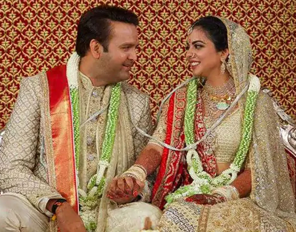 এই রিসেপশন শুরু হবে ঠিক সন্ধে ৭টা থেকে। প্রত্যেক অতিথিকে বিশেষ অ্যাপ্লিকেশনের মাধ্যমে জানিয়ে দেওয়া হয়েছে এই কথা।