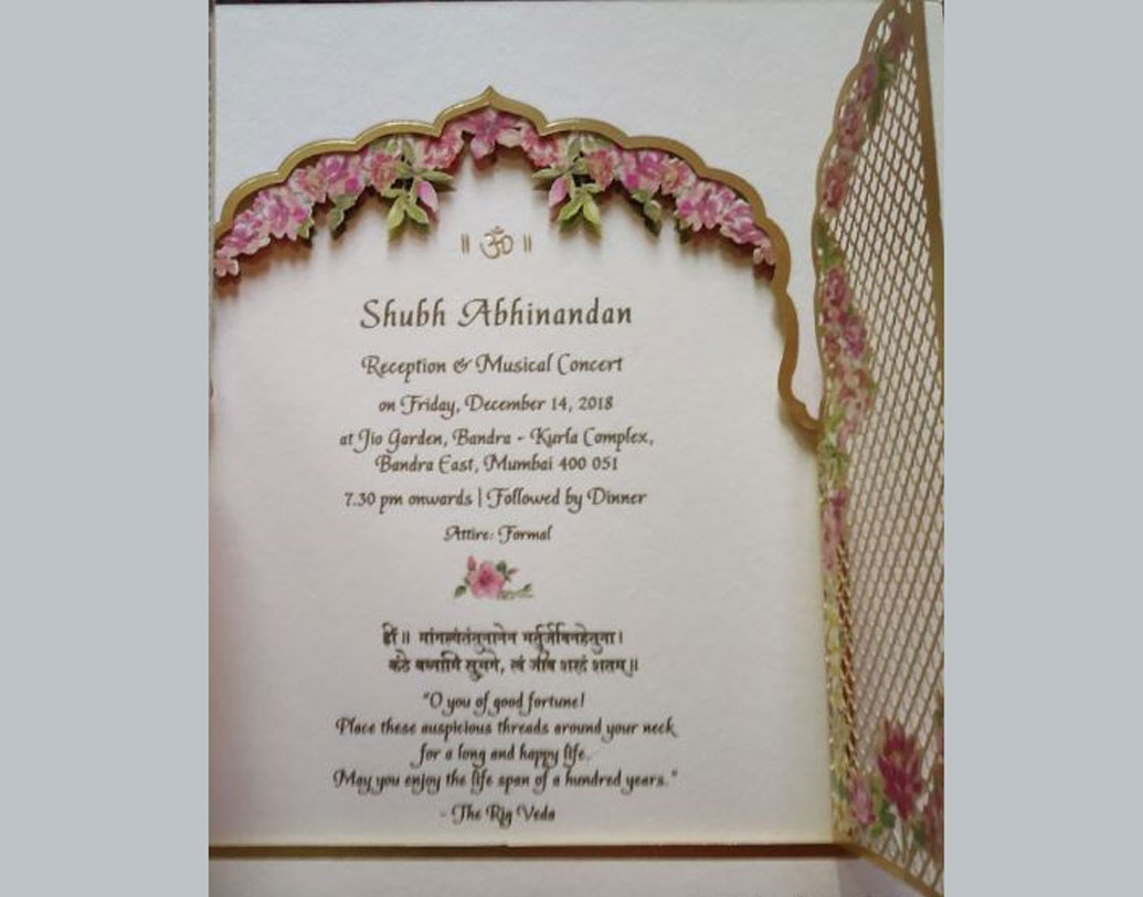 রিসেপশনের জন্য যে কার্ডটি বেছেছেন ঈশা আর আনন্দ তাতে রয়েছে আবেগের ছোঁয়া। দু’জনেরই জীবনে ঠাকুরদা, ঠাকুরমার অবদান অসীম। সেই অনুযায়ী, বিশেষ দুটি প্রতীক নির্বাচন করেছেন তাঁরা বিয়ের কার্ডের জন্য।