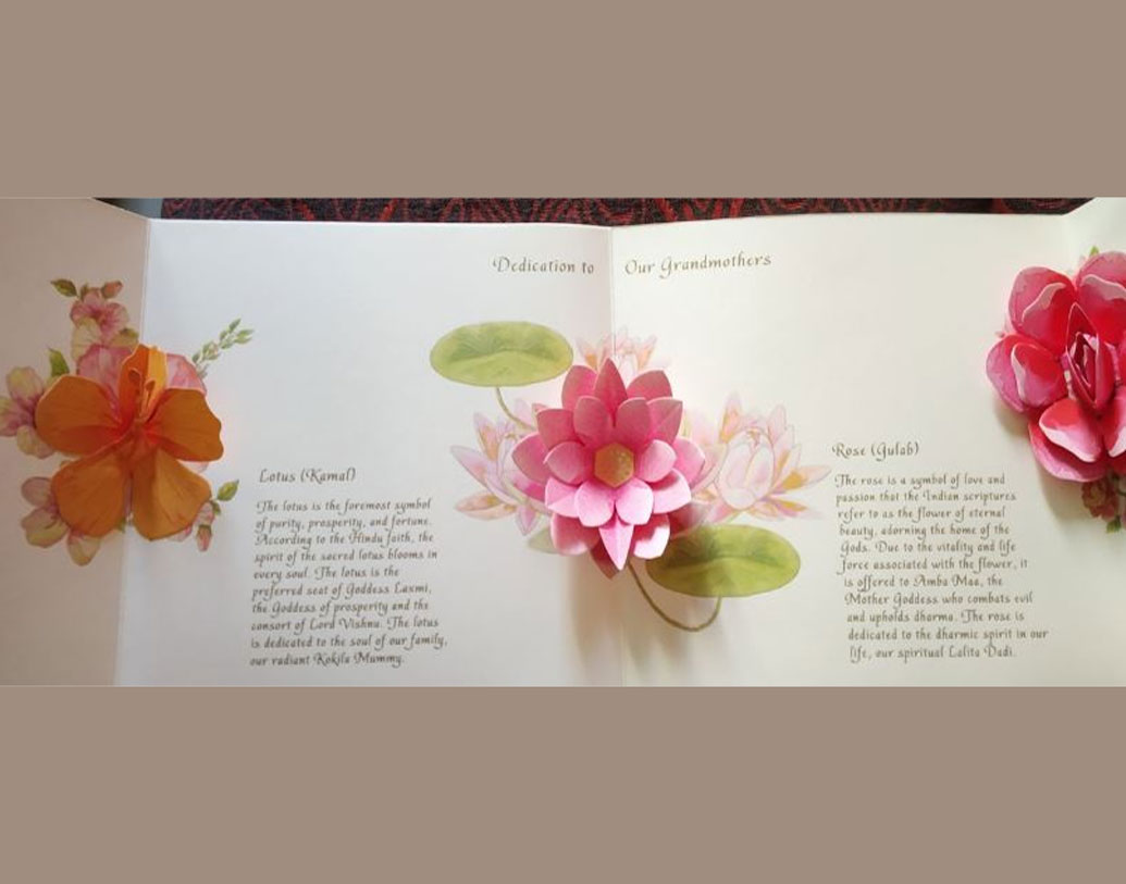 বিয়ের কার্ডে রয়েছে গোলাপ ফুল ও পদ্ম ফুলের নকশা। গোলাপ হচ্ছে ভালবাসা ও প্যাশনের প্রতীক। পদ্ম ফুল পবিত্রতা ও সমৃদ্ধির প্রতীক, যা নিবেদিত দু’জনের ঠাকুমা কোকিলা মাম্মি ও ললিতা দিদির উদ্দেশে,লিখেছেন এই যুগল