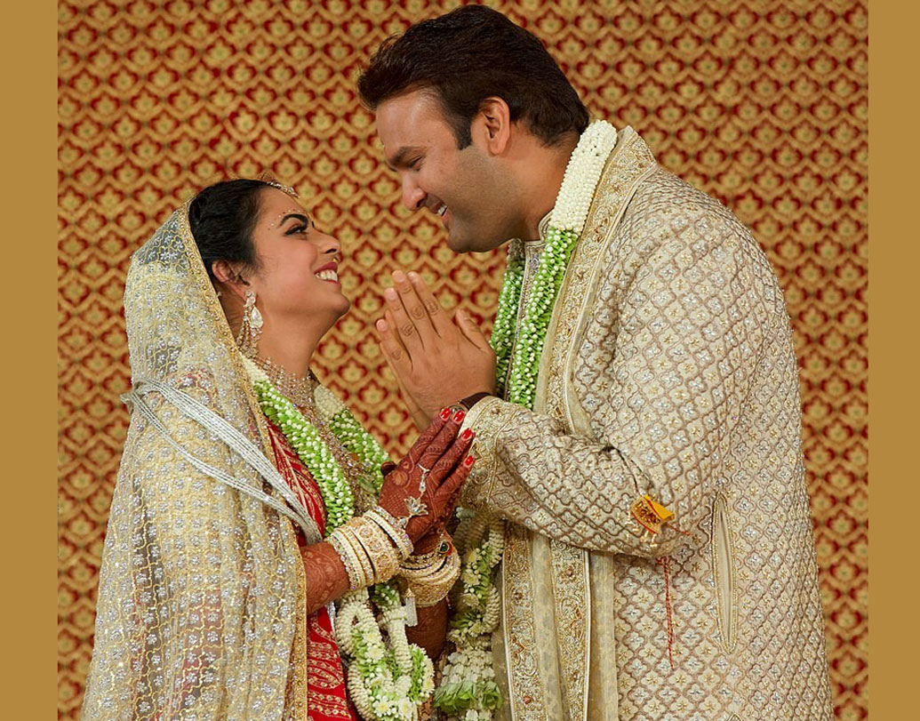 ঈশা ও আনন্দ পরস্পরের দিক থেকে চোখ ফেরাতেই পারছিলেন না এ দিন। দু’জনেরই পোশাকে ছিল সবুজ ও বেইজ রঙের ছোঁয়া। রোলস রয়েস গাড়িতে বরযাত্রীদের সঙ্গে এসেছিলেন আনন্দ। তার পরই প্রথামতো মালাবদল করেন তাঁরা। পরস্পরের দিকে তাকিয়ে হেসেও ফেলেন।