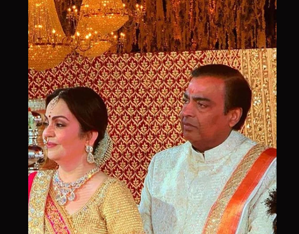 মুকেশ ও নীতা অভ্যর্থনায় কোনও রকম ত্রুটি তো রাখেননি। বরং আর পাঁচ জন বাবা-মায়ের মতোই মেয়ের বিয়ের দিন একটানা কাজ করতেও দেখা গিয়েছে দুজনকে।