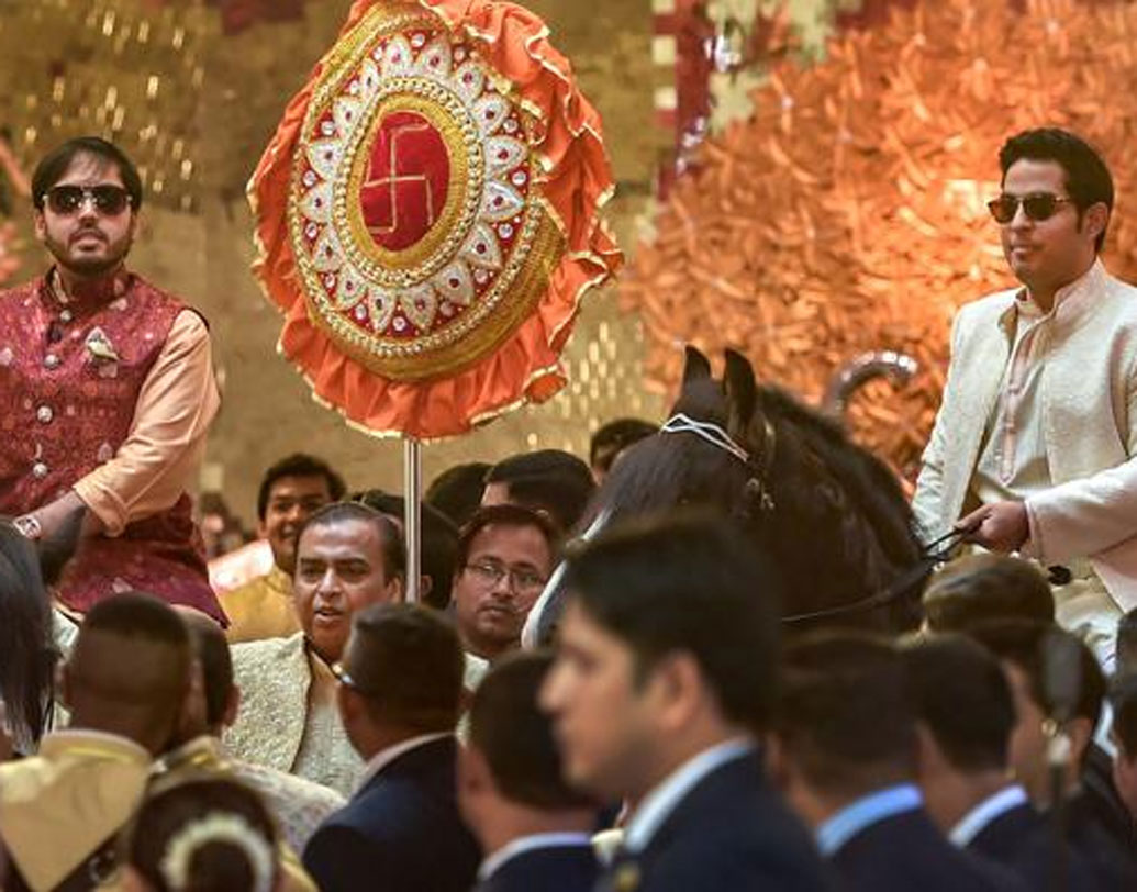 ঈশার দাদা অনন্ত, যমজ ভাই আকাশ প্রথামতো ঘোড়ার পিঠে চড়ে আনন্দকে অ্যান্টিলিয়ায় নিয়ে আসেন।