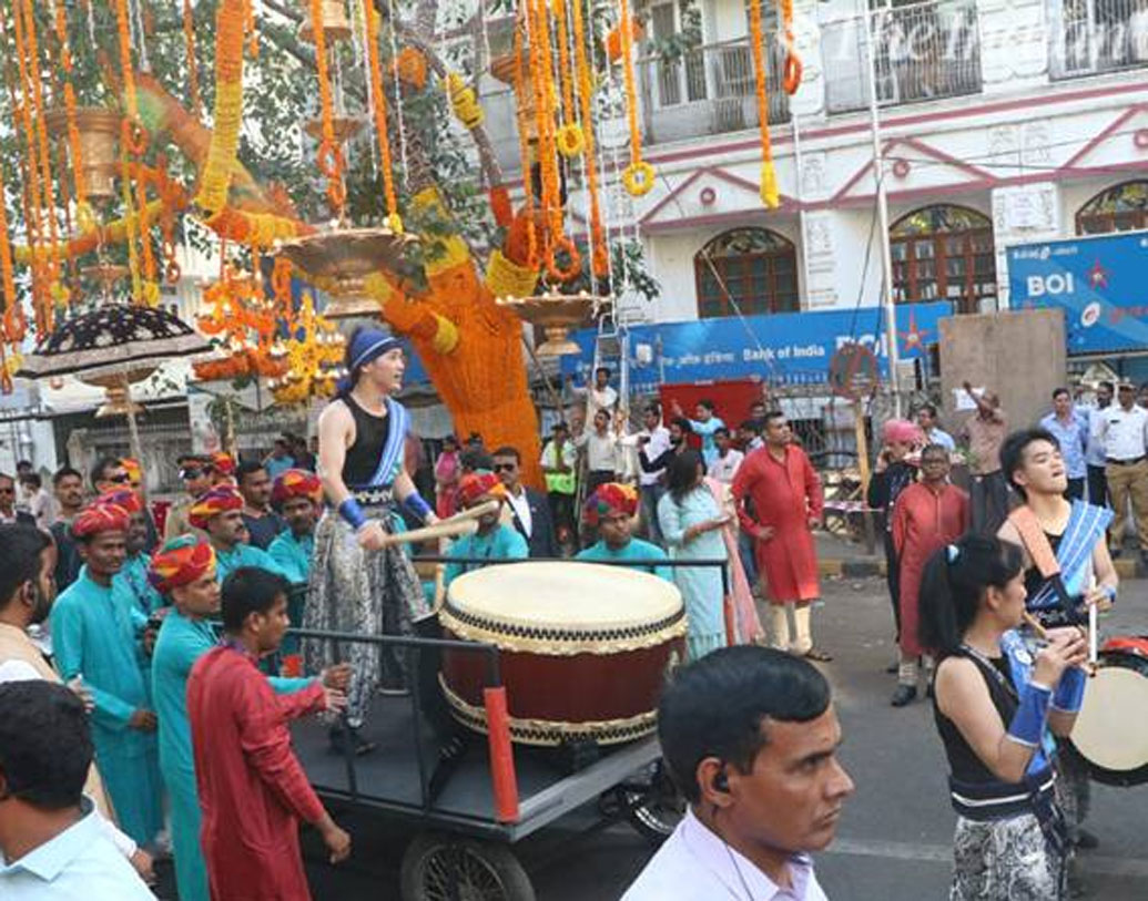 বরযাত্রীদের সঙ্গে ছিলেন পেশাদার নৃত্যশিল্পীরা। দেশের বিভিন্ন প্রান্তের লোকশিল্পীরাও এতে অংশ নিয়েছেন।
