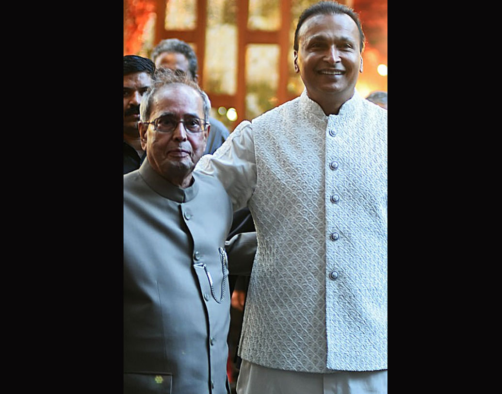 রাজনৈতিক ব্যক্তিত্বদের মধ্যে প্রথমেই এসেছিলেন প্রাক্তন রাষ্ট্রপতি প্রণব মুখোপাধ্যায়। ঈশার কাকা অনিল অম্বানী সাদরে অভ্যর্থনা জানান তাঁকে।