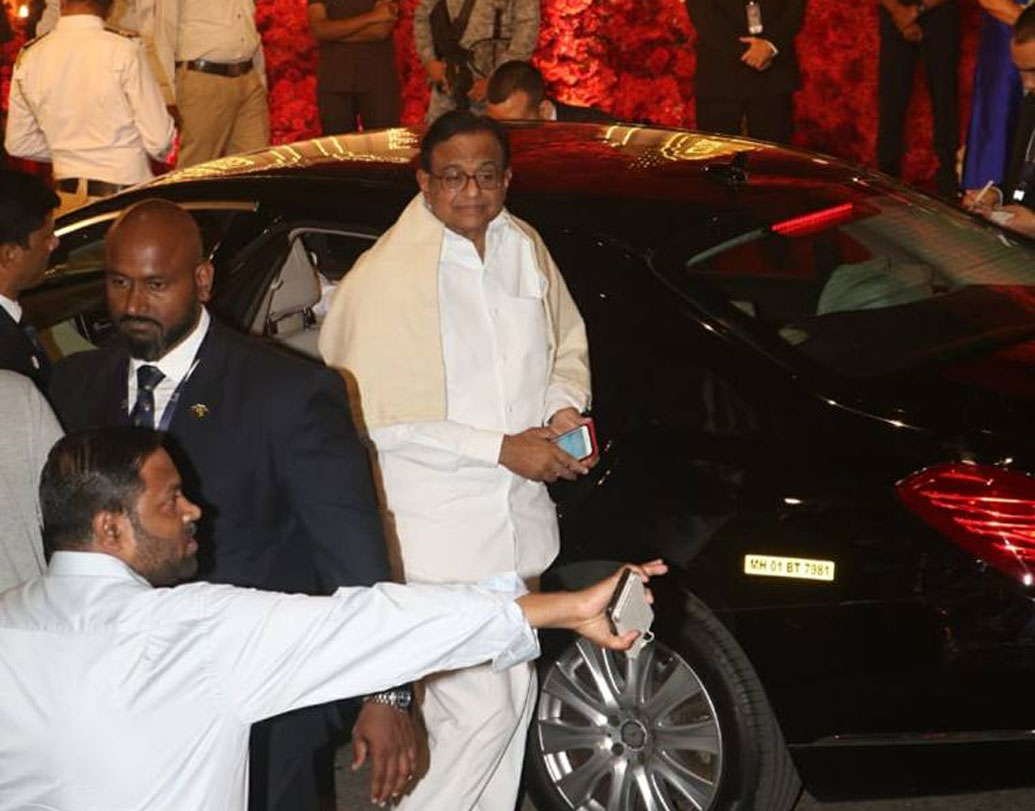 এসেছিলেন প্রাক্তন অর্থমন্ত্রী কংগ্রেস নেতা চিদম্বরমও। সাংবাদিকদের সঙ্গে কথাও বলেন তিনি।