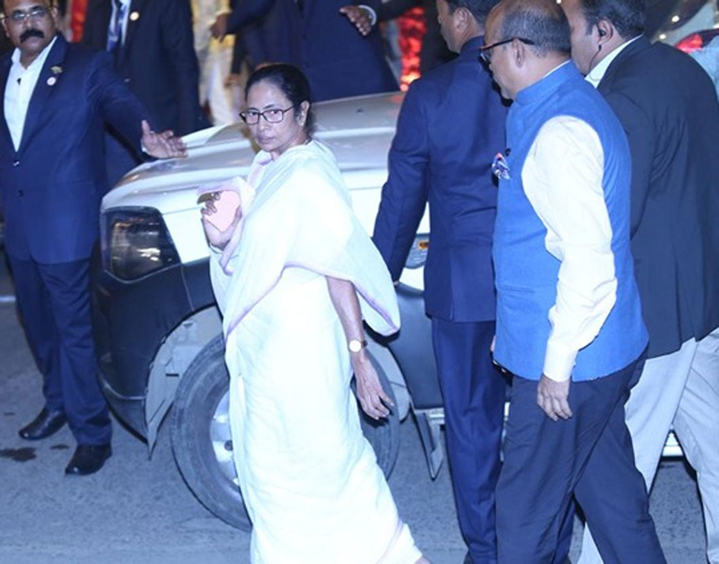 ঈশার বিয়েতে চির চেনা শাড়িতেই দেখা গিয়েছে পশ্চিমবঙ্গের মুখ্যমন্ত্রী মমতা বন্দ্যোপাধ্যায়কে।