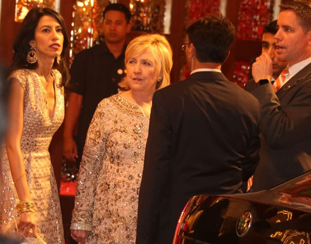 প্রাক্তন মার্কিন ফার্স্ট লেডি হিলারি ক্লিনটন ও মার্কিন রাজনীতিবিদ হুমা আবেদিন সন্ধের দিকেই চলে এসেছিলেন অ্যান্টিলিয়ায়। দু’জনের পরনেই ছিল ভারতীয় পোশাক। এসেছিলেন জন কেরিও। বলিউড তারকাদের সঙ্গে নাচতেও দেখা যায় তাঁদের।