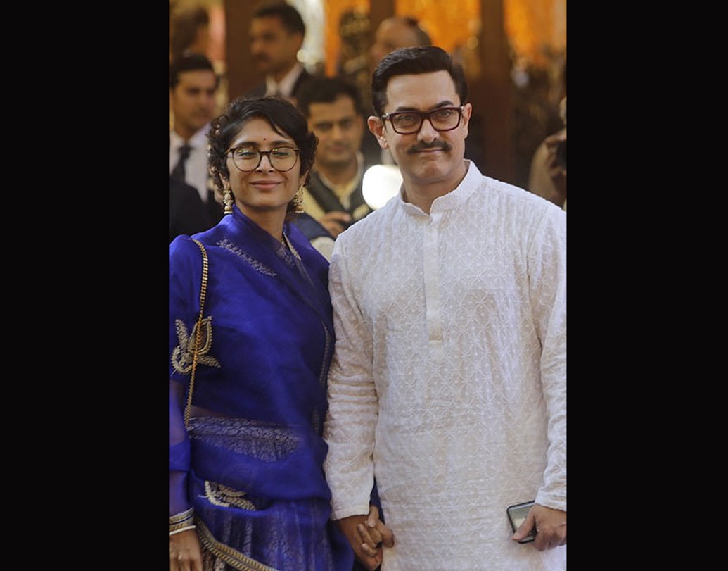 ঈশা অম্বানীর বিয়েতে বলি জগতের কোন তারকা উপস্থিত ছিলেন না তা বলা মুশকিল। বলিউড বাদশা শাহরুখ খান এসেছিলেন স্ত্রী গৌরীর সঙ্গে। তবে প্রথমেই হাজির হন আমির খান। সঙ্গে ছিলেন স্ত্রী কিরণ রাও।