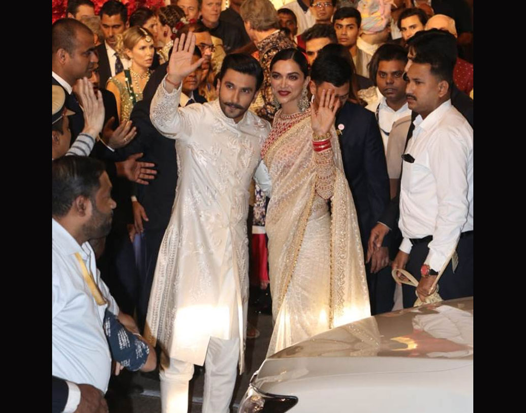 সদ্যবিবাহিত দীপিকা পাড়ুকোন ও রণদীপ সিংহ এসেছিলেন। দীপিকার জারদৌসি শাড়ি মন কেডে়ছে প্রত্যেকের।