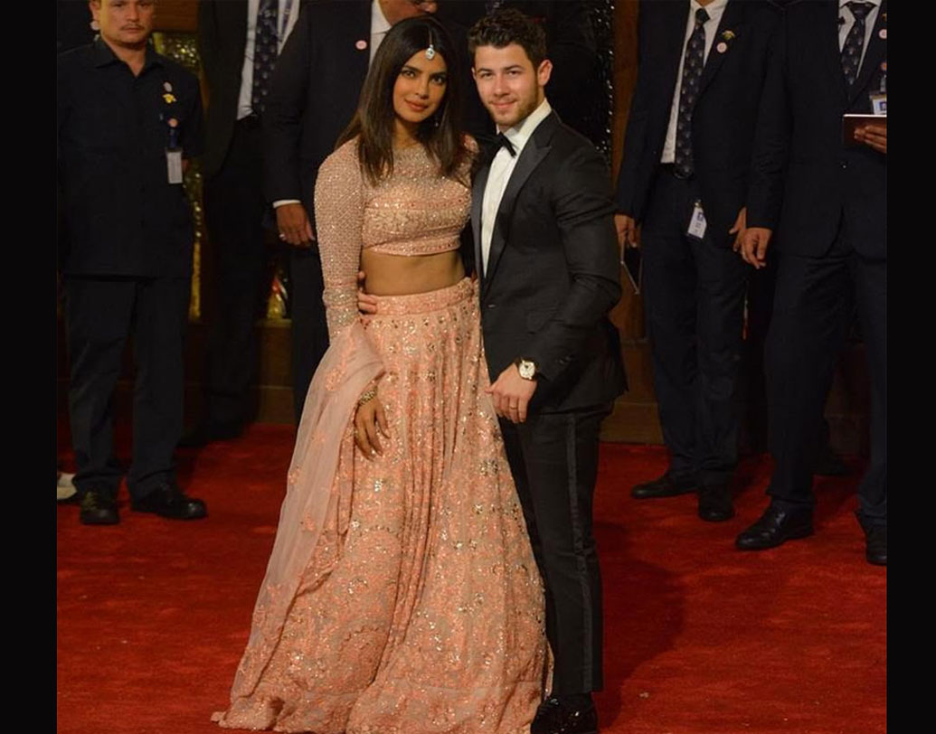 ঈশা অম্বানীর বিয়ে, আর প্রিয় বন্ধু প্রিয়ঙ্কা চোপড়া আসবেন না, তা কী হয়? প্রিয়ঙ্কা এলেন জমকালো লেহেঙ্গাতে। সঙ্গে ছিলেন স্বামী নিক জোনাস।