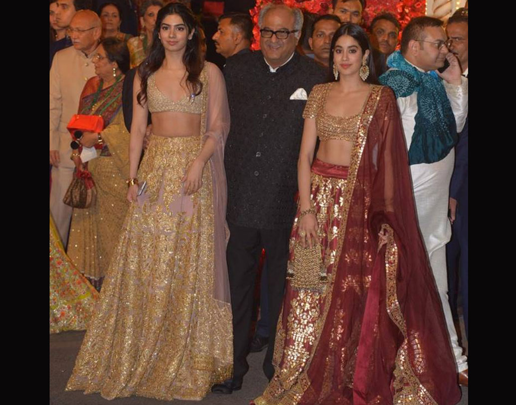 রাত যত বেড়েছে, তারকার ঢল নেমেছে অ্যান্টিলিয়ায়। বনি কপূর এসেছিলেন তাঁর দুই মেয়ে জাহ্নবী ও খুশি কপূরের সঙ্গে।