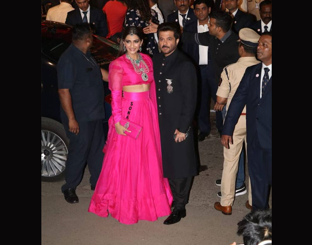 সোনম কপূর এসেছিলেন বাবা অনিল কপূরের সঙ্গে। শহিদ কপূর এসেছিলেন স্ত্রী মীরা রাজপুতের সঙ্গে।