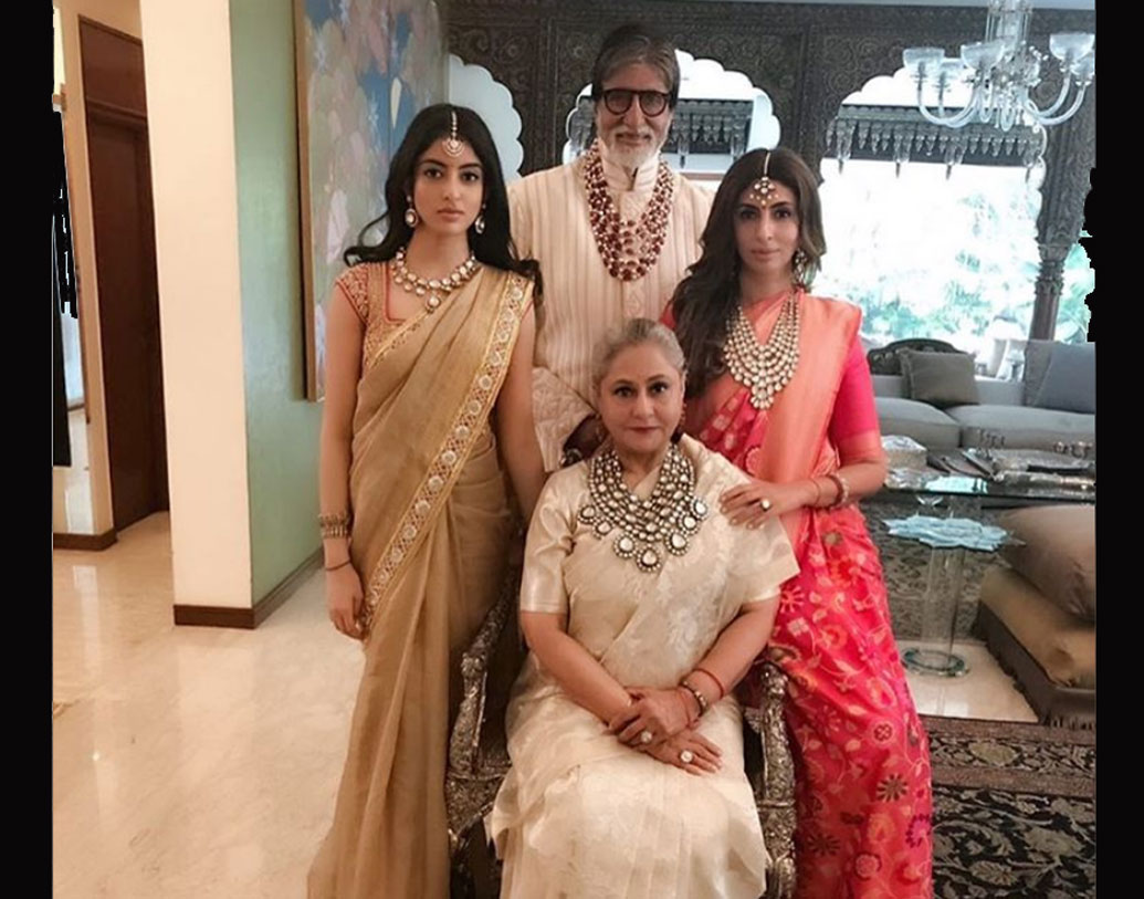 বচ্চন পরিবারের প্রত্যেকেই এসেছিলেন। শ্বেতা বচ্চন তাঁর বাবা অমিতাভ, মা জয়া ও মেয়ের সঙ্গে একটি ছবিও পোস্ট করেন ইনস্টাগ্রামে। বচ্চন পরিবারে সবার প্রথমে নজর ছিল যাঁর দিকে তিনি যদিও পরে আসেন।