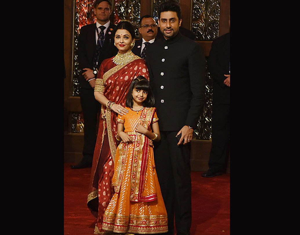 বচ্চন পরিবারে সবার প্রথমে নজর ছিল যাঁর দিকে। জমকালো লাল সনাতনী শাড়িতে তিনি যে সত্যিই মোহময়ী তা আবারও প্রমাণিত হল। ঐশ্বর্যা রাই এলেন স্বামী অভিষেক ও মেয়ে আরাধ্যাকে সঙ্গে নিয়ে। ঐশ্বর্যার শাড়িটির ডিজাইনার সব্যসাচী মুখোপাধ্যায়।