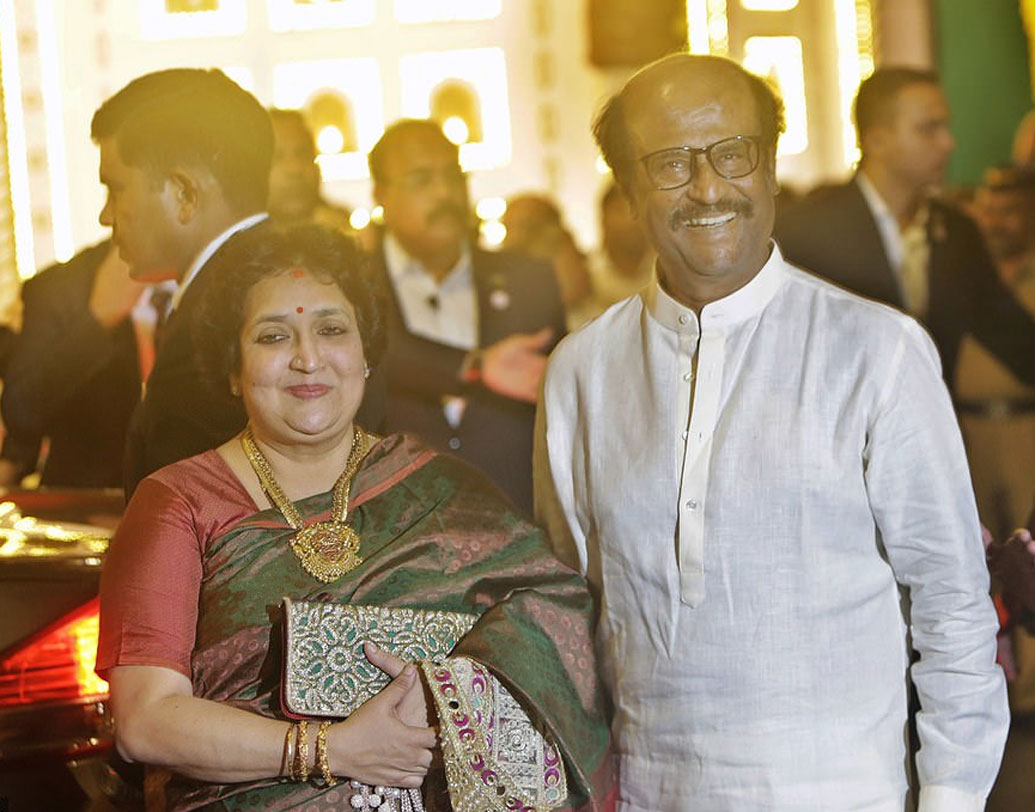 তিনি আসবেন না,এটা হতেই পারে না। দক্ষিণী ছবির সুপারস্টার রজনীকান্ত এসেছিলেন স্ত্রী ললিতার সঙ্গে।