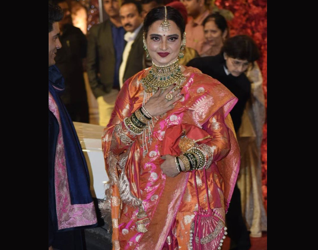 বলিউড তারকাদের মধ্যে আবারও পোশাকে নজর কাড়লেন রেখা। এসেছিলেন জ্যাকি শ্রফ, সুনীল শেট্টি, মাধুরী দীক্ষিতরাও।