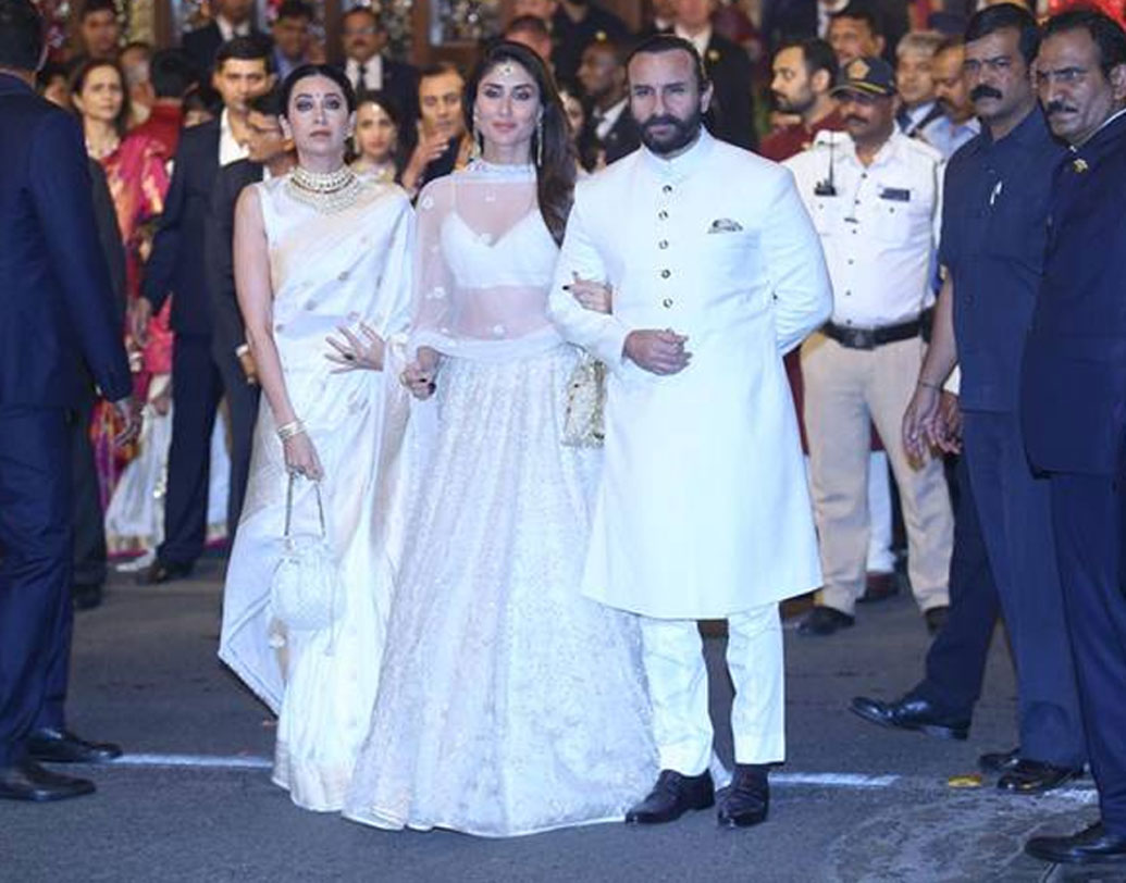 করিনা কপূর, স্বামী সইফ আলি খান ও দিদি করিশ্মা কপূরের সঙ্গে এসেছিলেন ঈশাকে শুভেচ্ছা জানাতে। ছিলেন দিশা পাটানিও। 