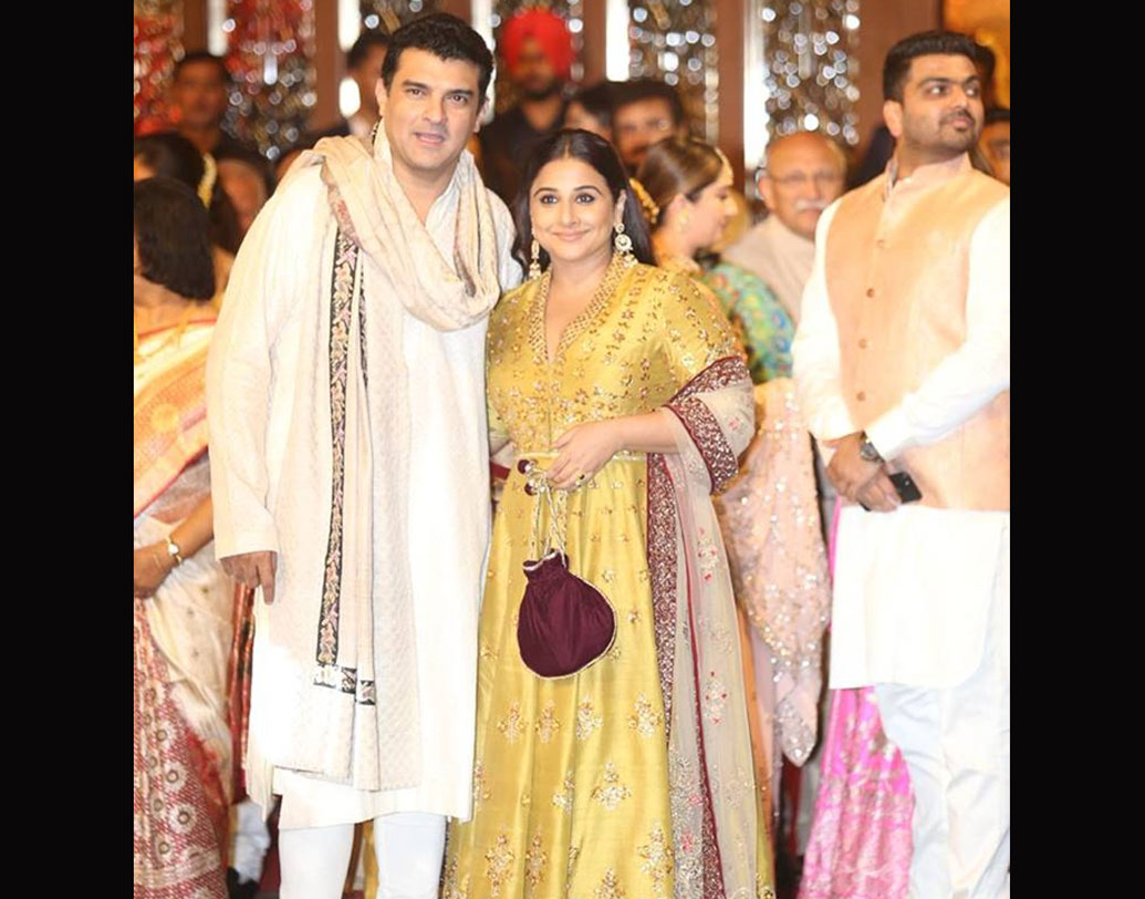 বিদ্যা বালান এসেছিলেন স্বামীর সঙ্গে। এসেছিলেন সস্ত্রীক বিধুবিনোদ চোপড়া। ছিলেন কর্ণ জোহরও।