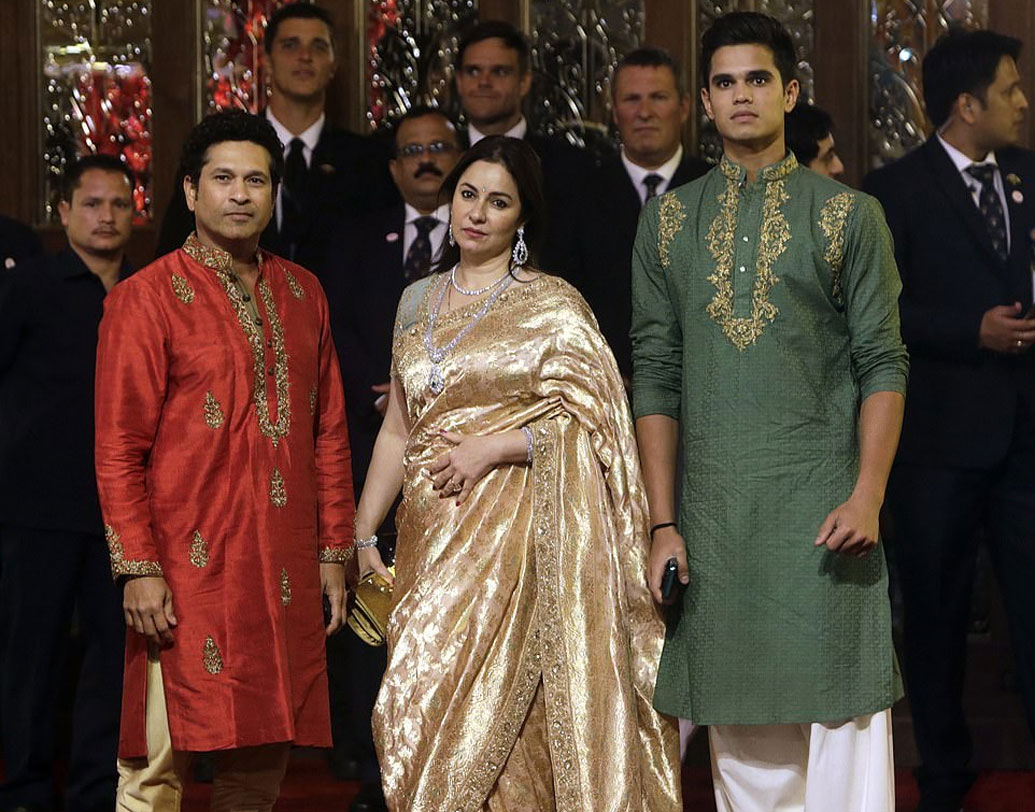 সচিন তেণ্ডুলকর তাঁর স্ত্রী অঞ্জলি ও ছেলে অর্জুনকে নিয়ে এসেছিলেন। তিন জনেই সনাতনী পোশাকে পাপারাজ্জিদের জন্য পোজও দেন।