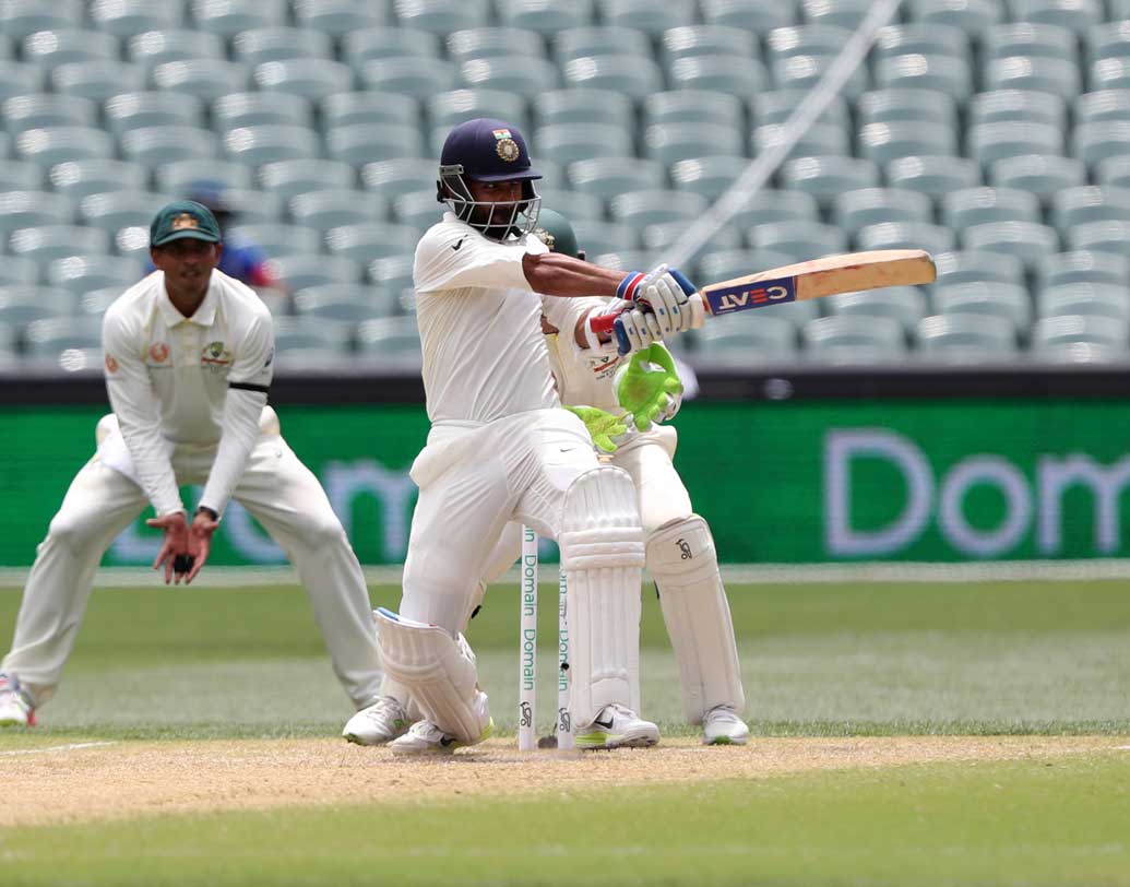 অজিঙ্ক রাহানে নামতে পারেন পাঁচ নম্বরে। প্রথম টেস্টে ক্রিজে ছিলেন অনেকক্ষণ। দ্বিতীয় ইনিংসে গুরুত্বপূর্ণ ৭০ রান এসেছে তাঁর হাত ধরে।