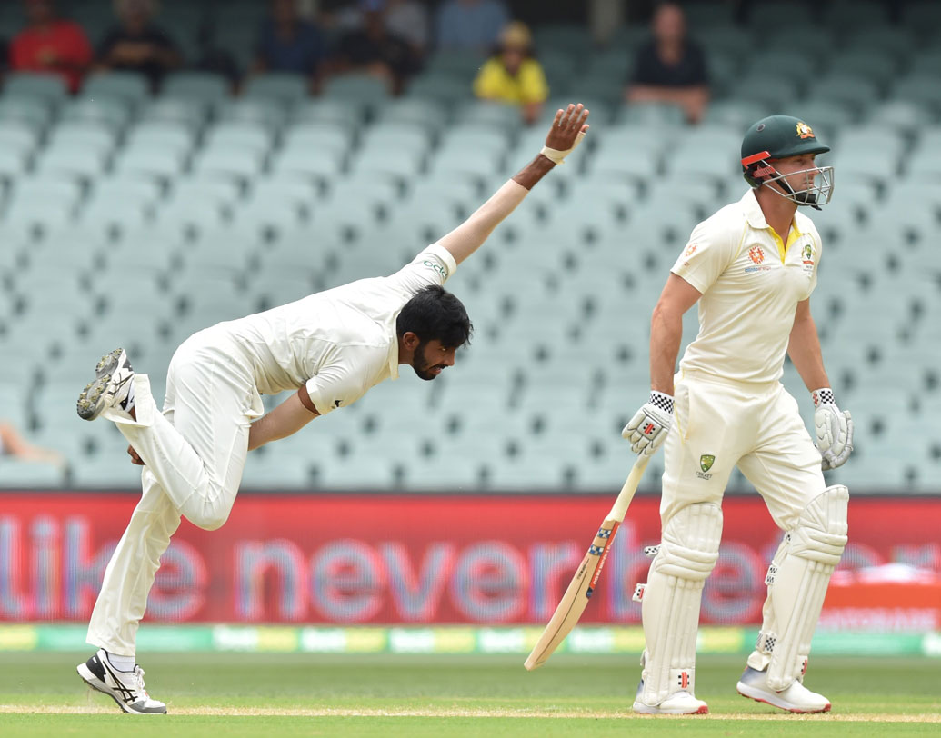 যশপ্রীত বুমরা: বুমরার গতি ভয় ধরিয়েছে ট্রাভিস, শন মার্শদের মনে। প্রথম টেস্টে ৬টি উইকেট ছিল বুমরার দখলে।