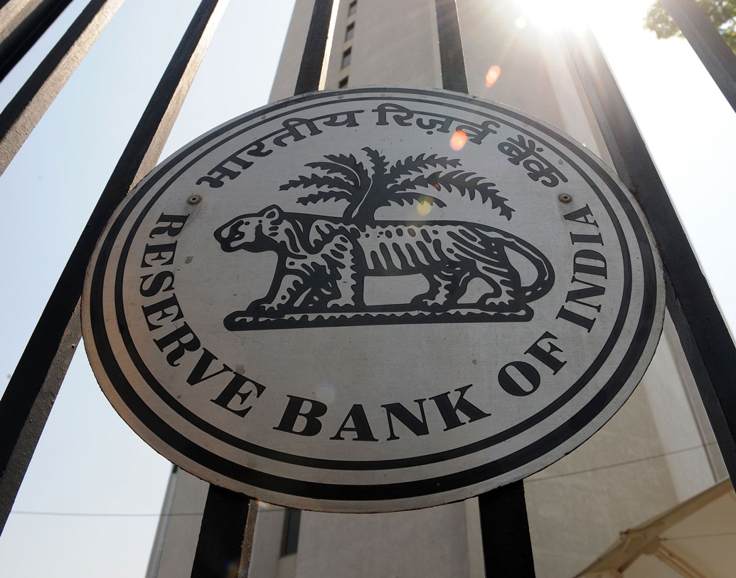 গোটা দেশের আর্থিক অগ্রগতি কোন পথে এগোবে, কী ভাবে অর্থনৈতিক বুনিয়াদকে আরও দৃঢ় করা যাবে, ব্যাঙ্ক পরিষেবার মানোন্নয়ন, বিশ্ব ব্যাঙ্কগুলির সঙ্গে ভারতীয় ব্যাঙ্কগুলির ব্যবসা এগুলোর অনেকটাই নিয়ন্ত্রণ করে আরবিআই। তার সর্বোচ্চ পদে আসীন যিনি, তাঁর বেতন ও সুযোগ-সুবিধা যে নজরকাড়া হবে এ আর নতুন কী!