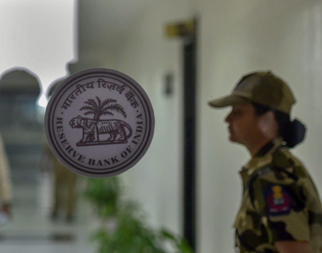 বেতনবৃদ্ধির আগে নানা ভাতা ও বেসিক পে মিলিয়ে আরবিআই গভর্নরের মোট বেতন ছিল ২ লক্ষ ৯ হাজার ৫০০ টাকা, এখন তা হয়েছে৩ লক্ষ ৭০ হাজার টাকা।