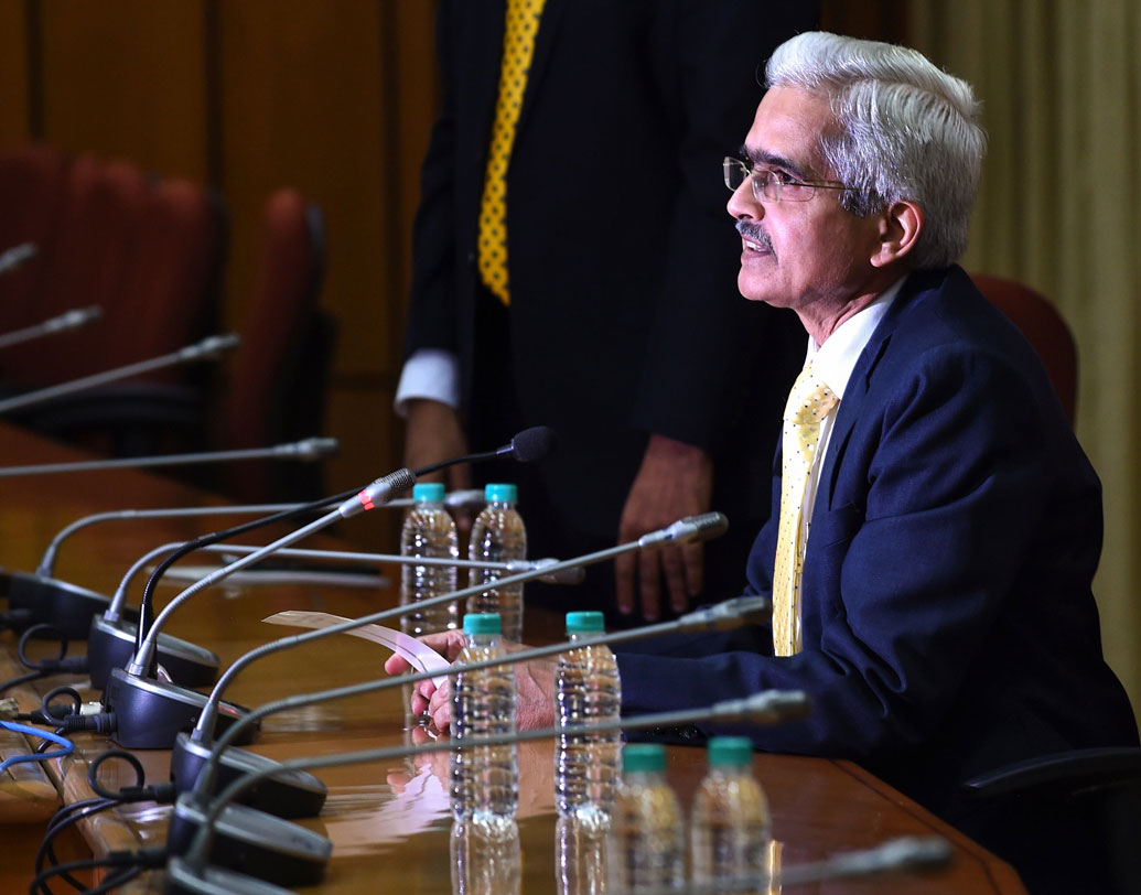 বেতন ছাড়াও আর কী কী সুবিধা আরবিআই গভর্নর পেয়ে থাকেন, জানেন?এঁদের বার্ষিক মূল বেতনেবৃদ্ধির পরিমাণ ১৬০০ টাকা। গ্রেড পে ১০ হাজার। এ ছাড়াও নানা ভাতা তো রয়েইছে।