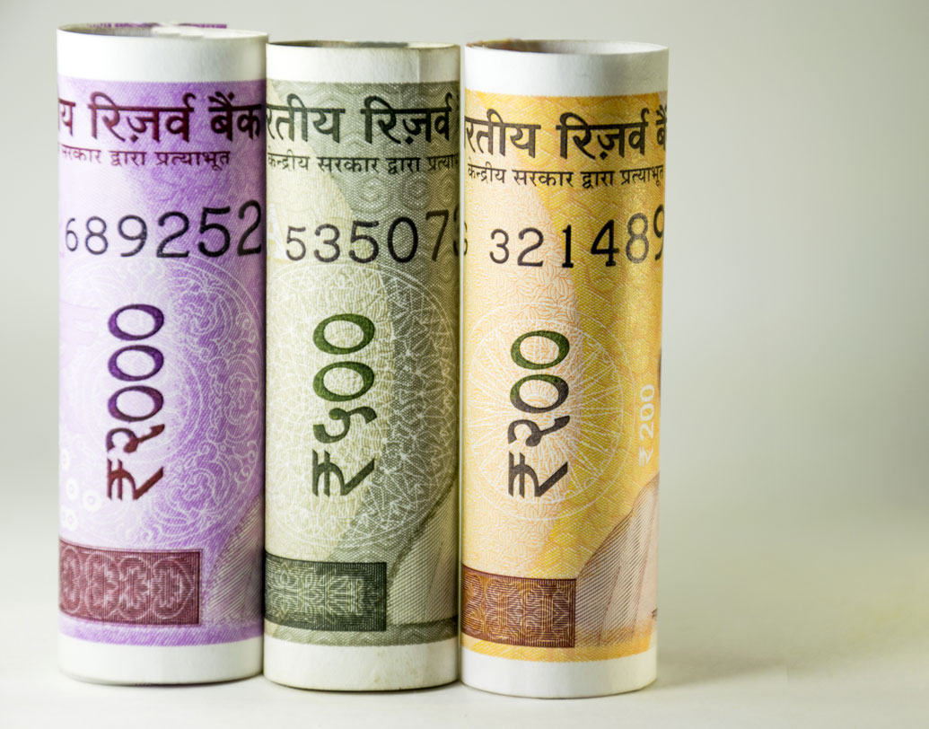 বেতন ছাড়াও জীবনযাত্রার আরও নানা ক্ষেত্রেই খরচের হিসাব দিলে সেই টাকা সরকার ফেরত দিয়ে থাকে আরবিআই গভর্নরকে। মাসিক রিইমবার্সমেন্টের ক্ষেত্রে সন্তানের শিক্ষাখাতে প্রতি মাসে ২০০০ টাকা, ঘর-গৃহস্থালীর নানা কাজের জন্য ৪০০০ টাকা বরাদ্দ রয়েছে। টেলিফোনের বিলের খরচ ধরা রয়েছে ৩৫০০ টাকা।