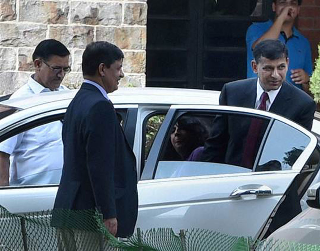 অফিসের গাড়ি ব্যবহারের সুযোগ তো তাঁর থাকেই, সঙ্গে নিজের ব্যক্তিগত গাড়ির জন্য প্রতি মাসে ২৭০ লিটার তেলের দাম পেয়ে থাকেন তিনি। মাসিক বেতনের মধ্যেই ধরা থাকে এই সব ভাতা। গাড়ির চালকের বেতন হিসাবে পান ৭০০০ টাকা। গাড়ি রক্ষণাবেক্ষণের জন্য মেলে ২৫০০ টাকা।