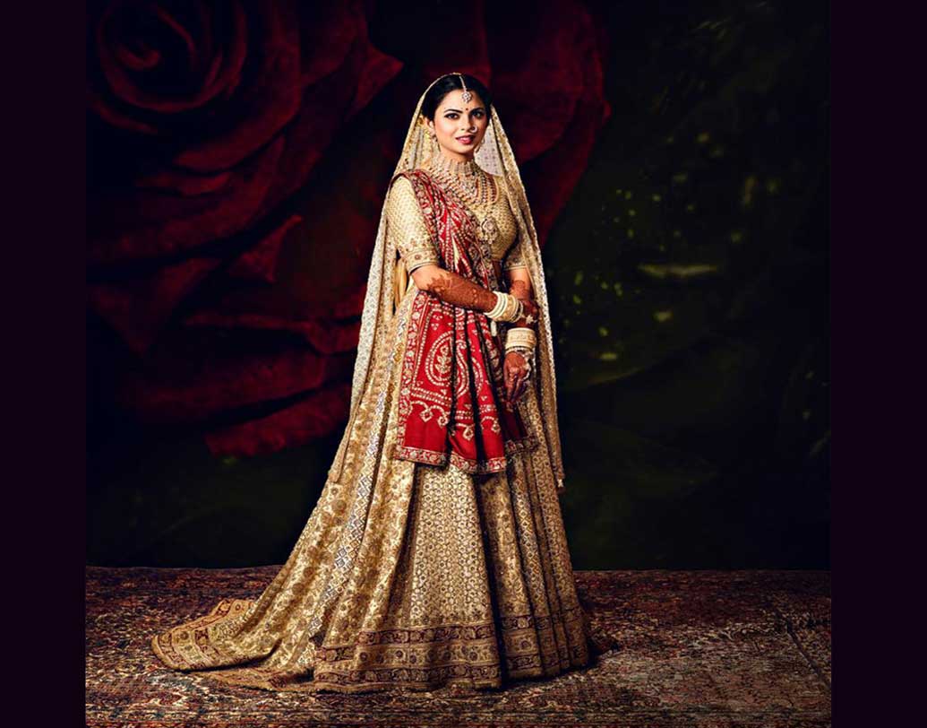 ১৬ প্যানেলের এই লেহেঙ্গা ঘাগরার প্রতিটি প্যানেলেই ছিল সুতোর কাজ। মোঘল জালি, ফুলের নকশা, জারদৌসি ও নকশি কাঁথার কাজ ছিল ক্রিস্টালের সিক্যুয়েন্স।