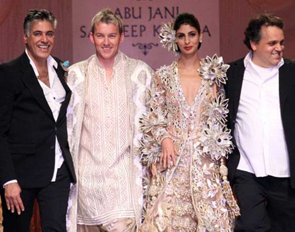 আবু জানি-সন্দীপ খোসলাই ঈশার এই সাজ সম্পূর্ণ করেছেন, যাঁরা ব্রেট লি-কেও পরিয়েছিলেন ভারতীয় পোশাক। এ বার মোঘল জালির কাজে ঈশার জন্যই বিশেষ করে গোলাপ, পদ্ম ও লিলি ফুলের নকশার কাজ করা হয়েছে। এই লেহেঙ্গা ছাড়াও অন্য একটি বিশেষত্বও রয়েছে ঈশার সাজে।