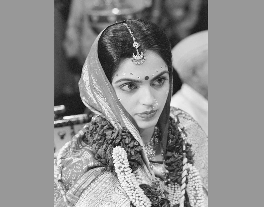নীতা অম্বানী মেয়ের বিয়েতে অত্যন্ত জমকালো পোশাকে সাজলেও নিজের বিয়ের সময় কিন্তু একদম ‘নো মেক আপ লুক’-এ ছিলেন।সাদা-লাল শাড়ি পরেছিলেন আর পাঁচজন গুজরাতি কনের বেশেই। নীতা কিন্তু একেবারেই সাধারণ পরিবারেরই সন্তান।