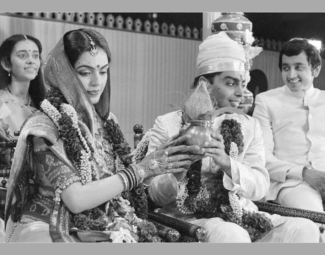 সেই সময় অন্যতম ধনী ব্যক্তি ধীরুভাই অম্বানীর ছেলে মুকেশকে বিয়ে করলেও মাঙ্গটিকা, নথ, চোকার নেকলেস ও কয়েকটা বালা ছাড়া বিয়ের দিন আর কোনও গয়নাই পরেননি নীতা। নীতা ও মুকেশের বিয়ের ঘটনাটাও বেশ সিনেমার মতোই।