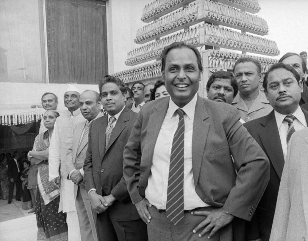 নবরাত্রির অনুষ্ঠানে নীতার ভরতনাট্যমের অনুষ্ঠান দেখে তাঁকে ছেলের জন্য পছন্দ করেই ফেলেছিলেন ধীরুভাই অম্বানী। প্রথমে ফোন পেয়ে বিশ্বাস না করলেও পরে ধীরুভাইয়ের সঙ্গে দেখা করেন নীতা। তিনিই আলাপ করিয়ে দেন ছেলের সঙ্গে।