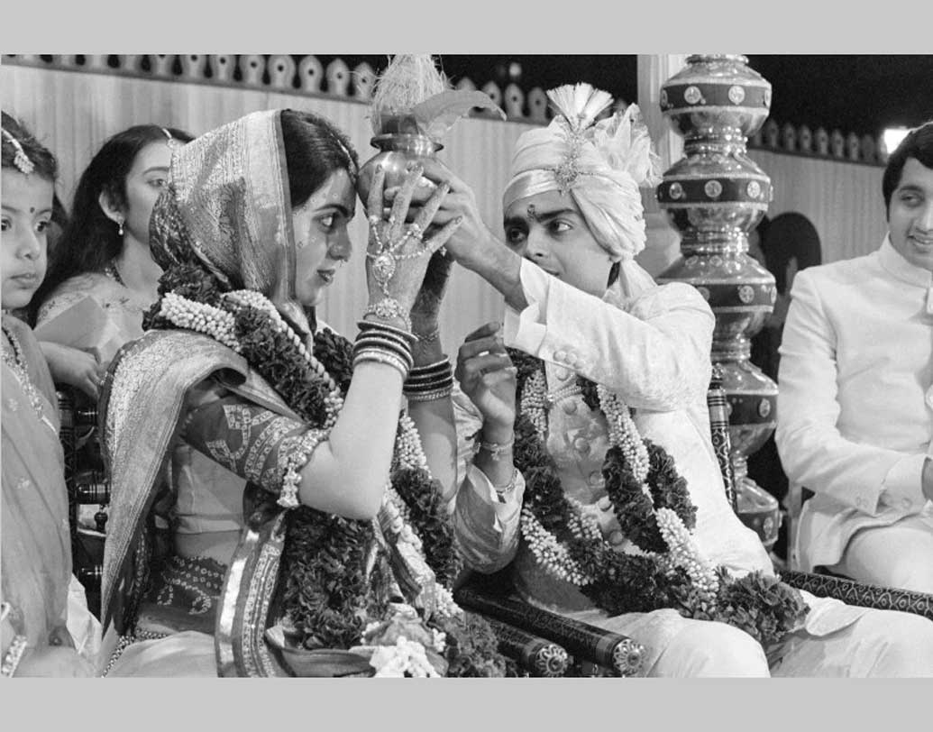 নীতার মুখে ‘হ্যাঁ’ না শুনে গাড়ি চালানো আর শুরুই করবেন না, স্পষ্ট বলেছিলেন মুকেশ। মাঝ রাস্তায় মুকেশের গাড়ির পিছনে বেশ কয়েকটি গাড়ি দাঁড়িয়ে পড়ে। নীতা প্রস্তাবে সাড়া দিলে তবেই গাড়ি চালানো শুরু করেন মুকেশ।