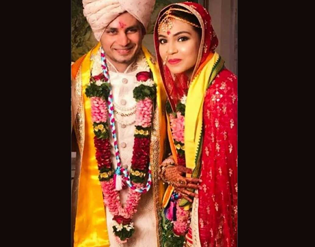 সোশ্যাল মিডিয়া, বিশেষ করে ইনস্টাগ্রামে তিনি বেশ জনপ্রিয়। সঙ্গীতশিল্পী রাহুল বৈদ্যের সঙ্গে তাঁর নাকি সম্পর্ক রয়েছে, এমনটাও রটেছিল এক বার।