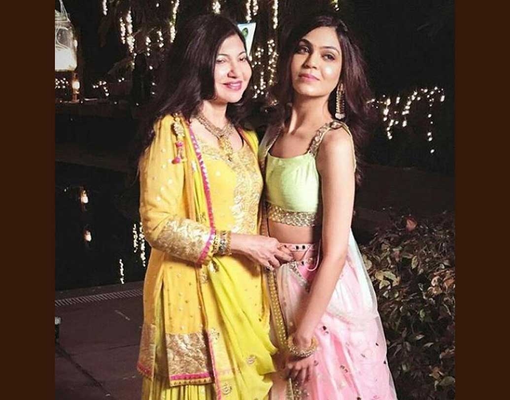 প্রথিতযশা গায়িকা অলকা যাজ্ঞিকের মেয়ে সায়েশা। অলকার স্বামী নীরজ কপূর। নীরজ ও অলকার আদরের মেয়ে সায়েশা।