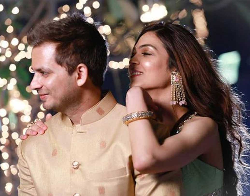 সায়েশা বিয়ে করলেন তাঁর বহু দিনের প্রেমিক অমিত দেশাইকে। অমিতও নিজের ইনস্টাগ্রামে শেয়ার করেছেন এই বিয়ের কথা। জানিয়েছেন, জীবনের অন্যতম গুরুত্বপূর্ণ দিন ছিল এটি। বলেছেন, এরকম কাউকে ভাল না বেসে থাকা যায় না।