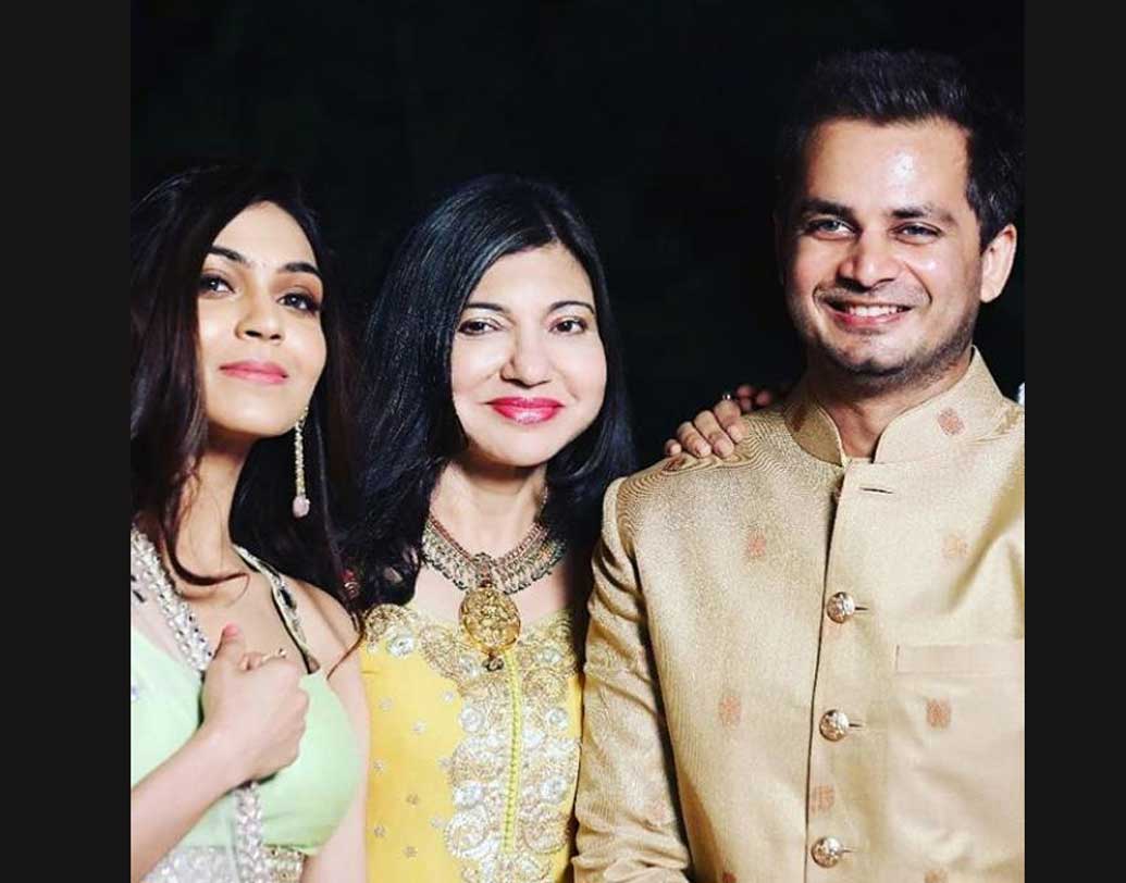 সায়েশা ও অলকার সঙ্গেও ছবি পোস্ট করেছেন অমিত।