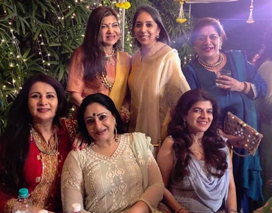 সায়েশার বিয়েতে উপস্থিত ছিলেন এক সময়ের বিখ্যাত নায়িকা পুনম ধিলোঁ, উপস্থিত ছিলেন কবিতা কৃষ্ণমূর্তিও। মহম্মদ আজিজও আমন্ত্রিত ছিলেন এই বিয়েতে। আজিজের আকস্মিক মৃত্যুতে তাঁর গান গাওয়া হয়েছে সায়েশার সঙ্গীত সেরেমনিতে।